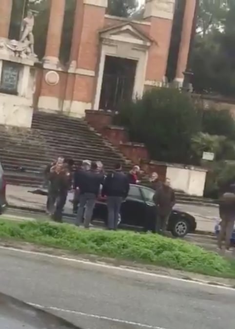 Un homme tire sur des migrants en italie