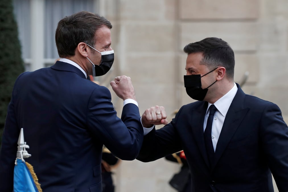Macron et merkel reclament le retrait des renforts russes pres de l'ukraine