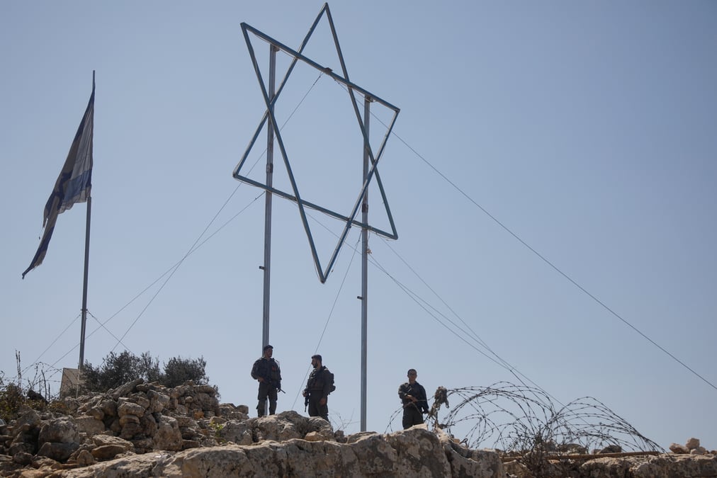 Des soldats israeliens abattent un palestinien jetant des objets incendiaires