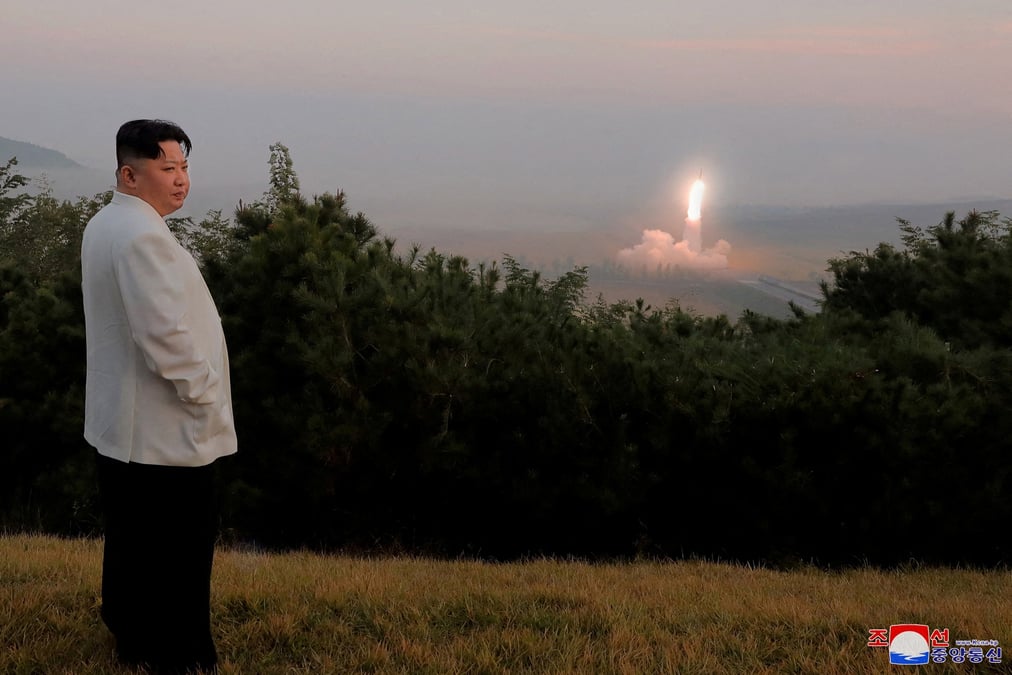 Le dirigeant nord-coreen kim jong un supervise un lancement de missile dans un lieu non divulgue en coree du nord