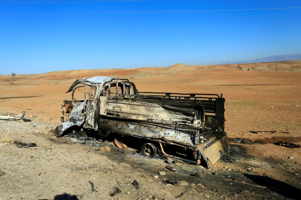 Un vehicule endommage apres des frappes aeriennes, que le ministere turc de la defense dit avoir menees a derik, en syrie