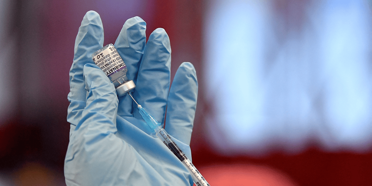 Une infirmiere prepare une dose d'un vaccin contre le covid-19 dans une clinique de belfast, en irlande du nord