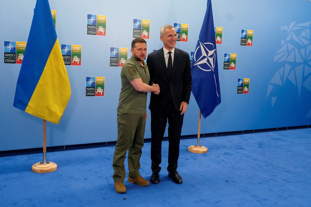 Photo du secretaire general de l'otan, jens stoltenberg, et du president ukrainien volodymyr zelenskiy lors du somment de l'otan a vilnius