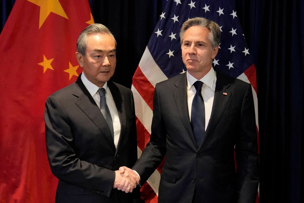Le secretaire d'etat americain antony blinken et le chef de la politique etrangere du parti communiste chinois wang yi a jakarta, en indonesie