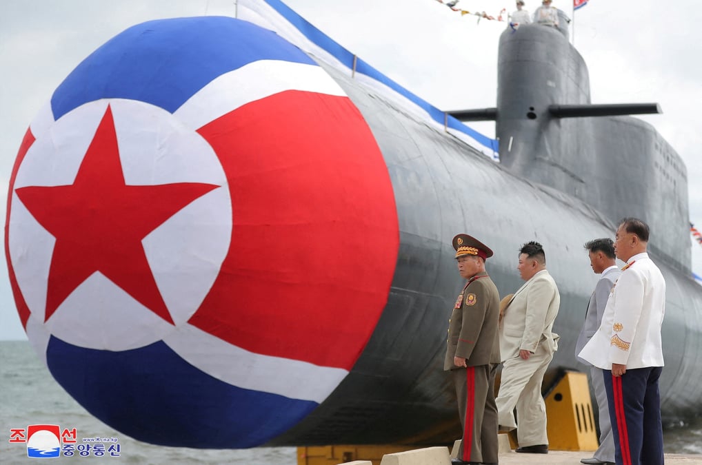 Kim jong-un devant un sous-marin nucleaire tactique d'attaque en coree du nord