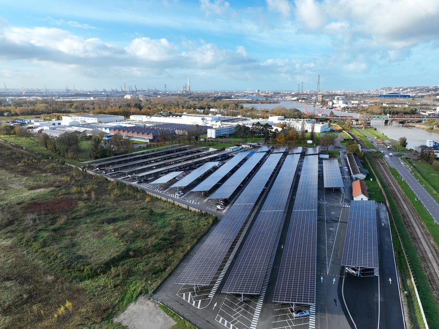 La centrale de 24.000 m2 a été financée, construite et est exploitée par Reservoir Sun, spécialiste de l'autoconsommation solaire, dont le capital est détenu le groupe Green Yellow.