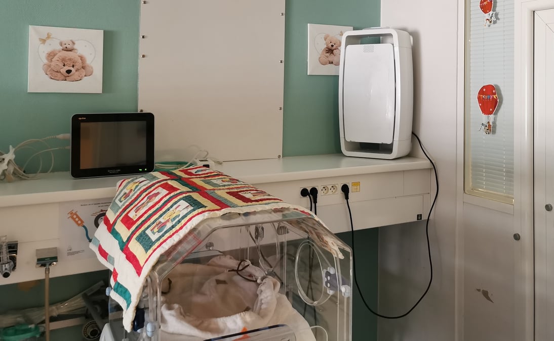 Depuis avril, la technologie française NatéoSanté se déploie en Inde pour purifier l’air du service de néonatologie au sein de l'hôpital public Bai Gangabai.
