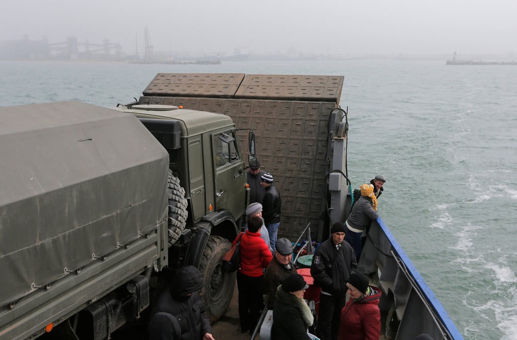Des personnes voyagent en ferry du port russe de kavkaz