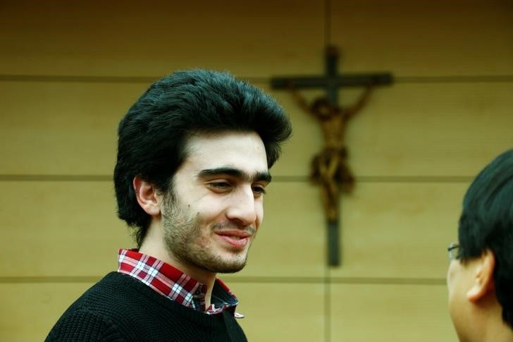 Le syrien connu par un selfie avec merkel deboute contre facebook