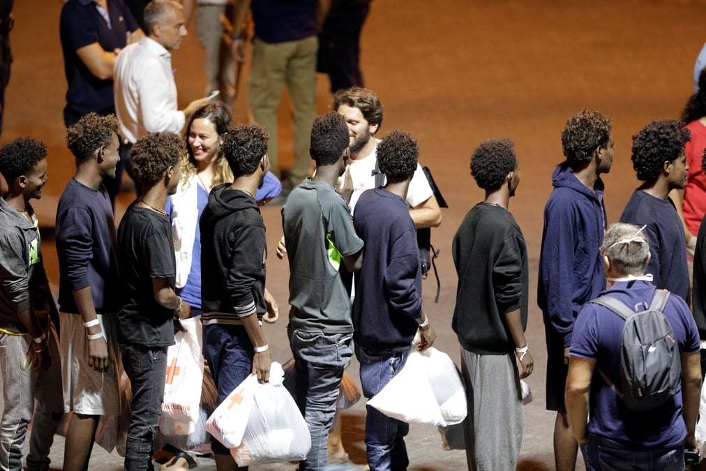 Italie: les migrants debarquent du diciotti; salvini objet d'une enquete