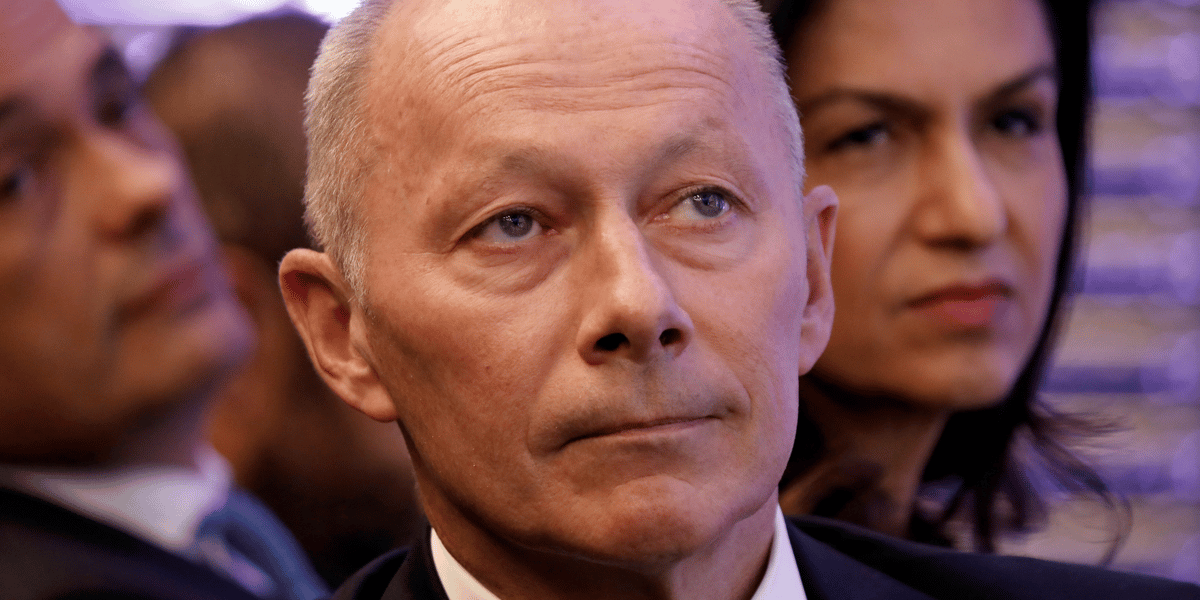 Thierry Bolloré, 56 ans, a été promu directeur général en janvier 2019 pour seconder Jean-Dominique Senard qui venait d'être désigné président du groupe par le conseil d'administration. En novembre 2018, Thierry Bolloré avait été nommé DG délégué par intérim après l'arrestation de Carlos Ghosn, assurant ainsi la continuité opérationnelle. (Photo prise le 6 octobre 2017, lors d'une conférence de presse, avec Mouna Sepehri, proche de Carlos Ghosn, au second plan)