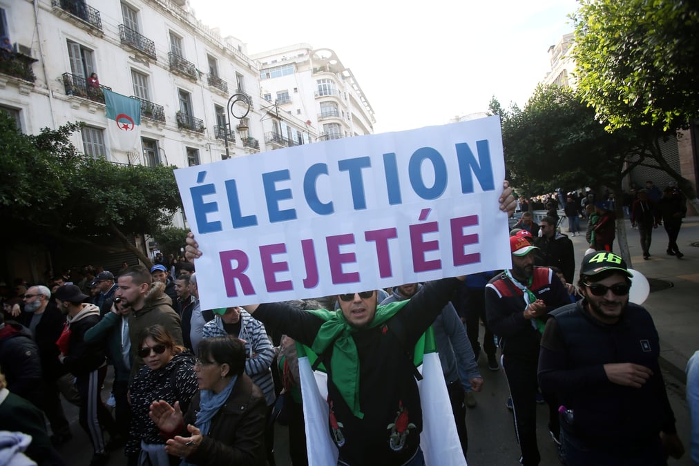 Ce jeudi 12 décembre, à Alger, se déroule une manifestation rassemblant des dizaines de milliers de manifestants pour rejeter l'élection présidentielle.
