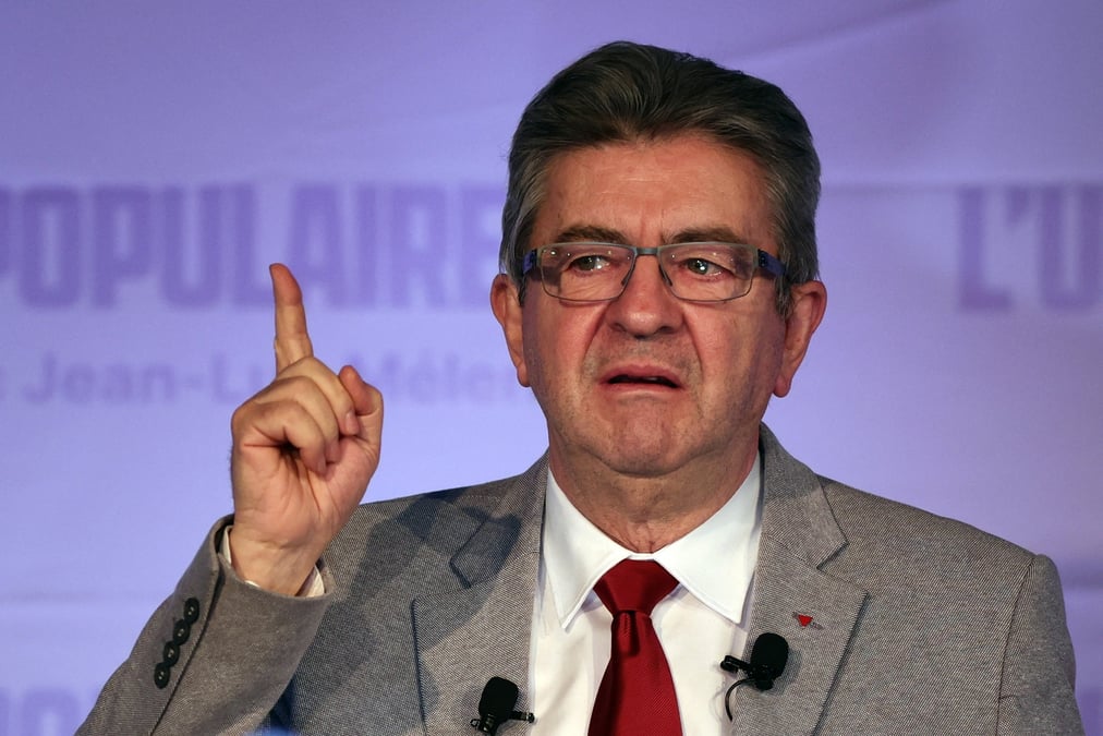 Melenchon se satisfait de la defaite de le pen, appelle au "troisieme tour" contre macron
