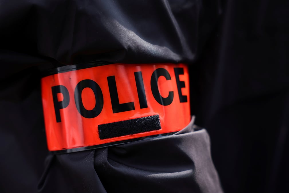 Un sdf arme d'un couteau mortellement blesse par la police a roissy