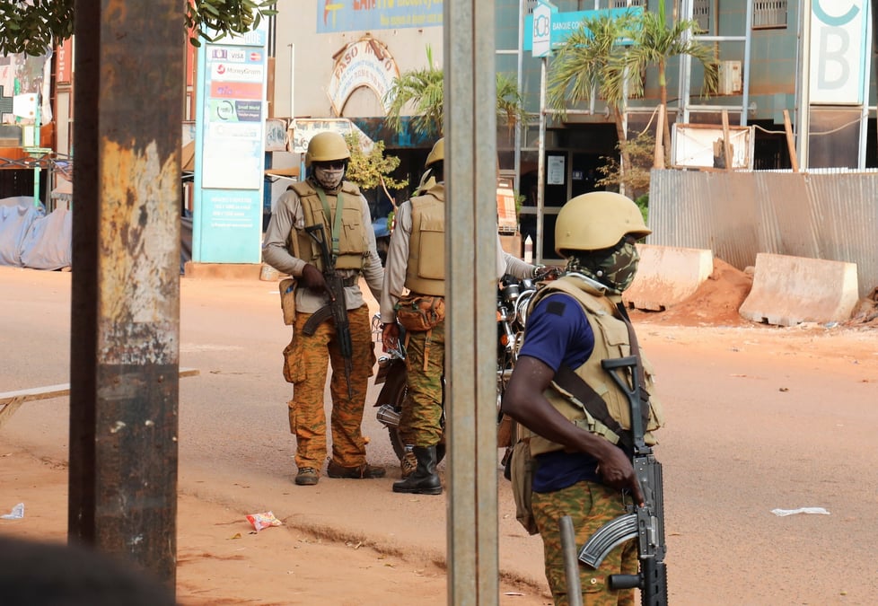 Des soldats montent la garde dans une rue de ouagadougou