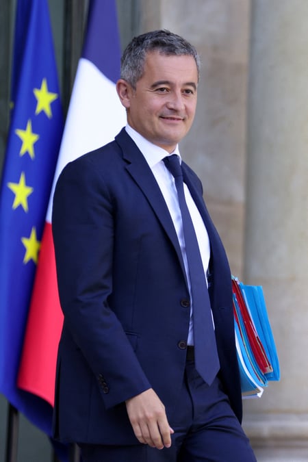 Gerald darmanin devant l'elysee