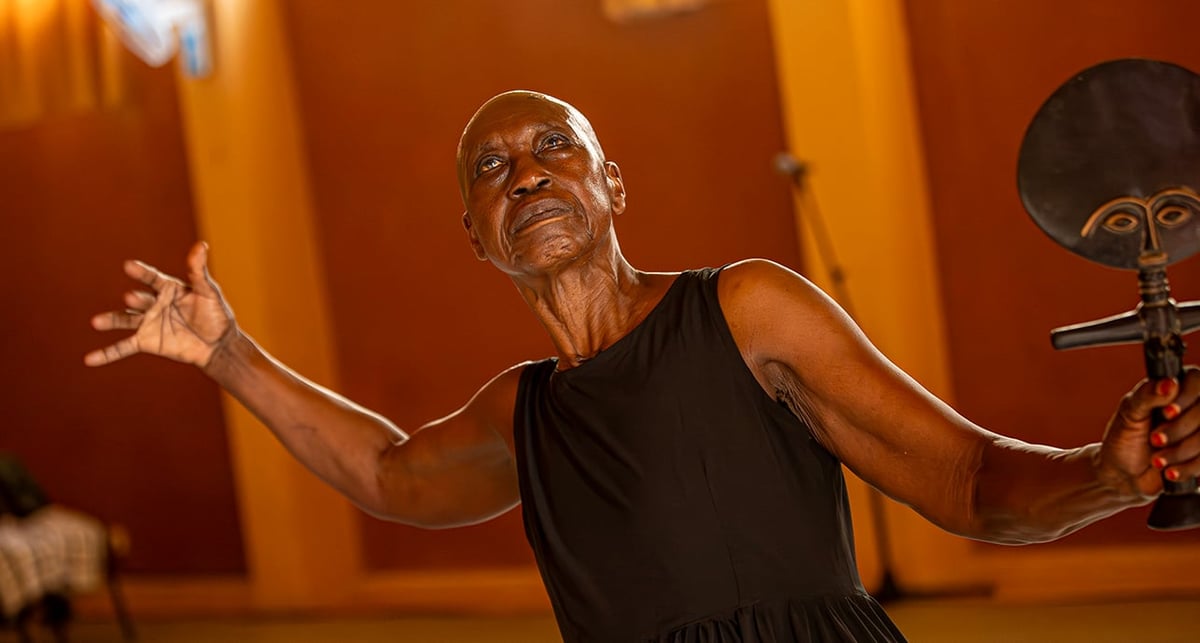 Germaine Acogny au Théâtre des Champs-Élysées.
