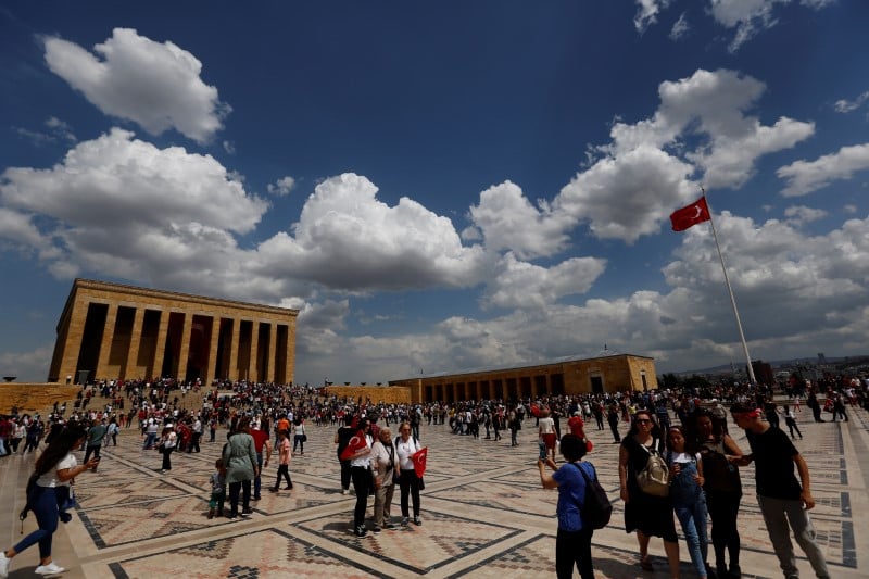Quatorze membres presumes de l'ei arretes a ankara
