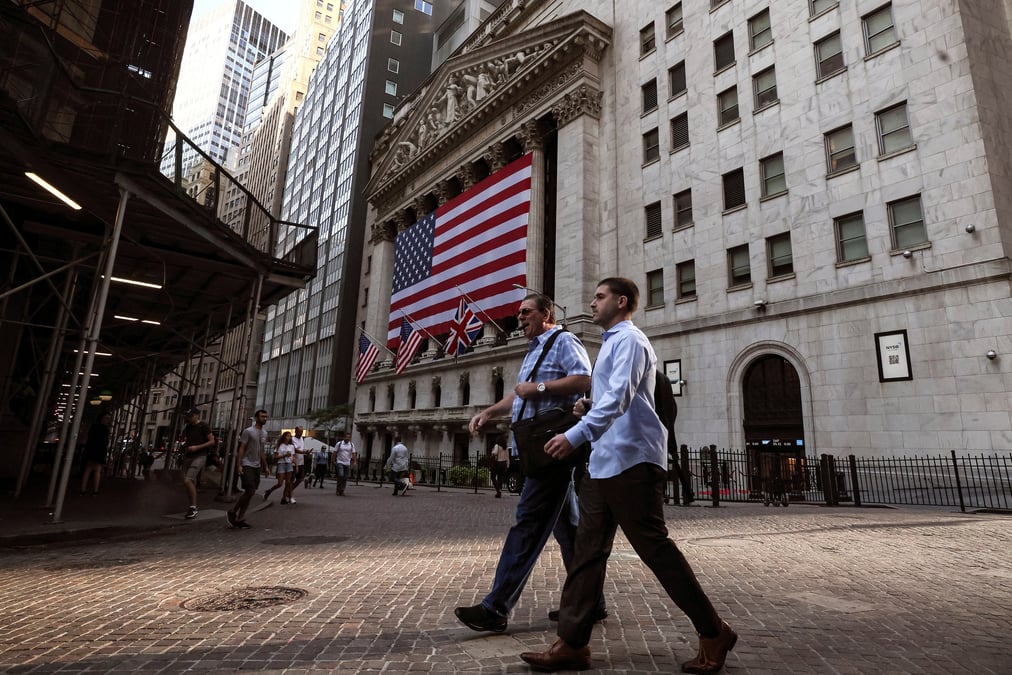 Des personnes marchent sur wall street devant la bourse de new york (nyse)