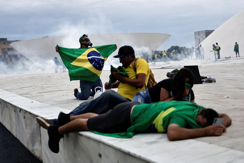 Des partisans de l'ancien president bresilien jair bolsonaro manifestent contre le president luiz inacio lula da silva
