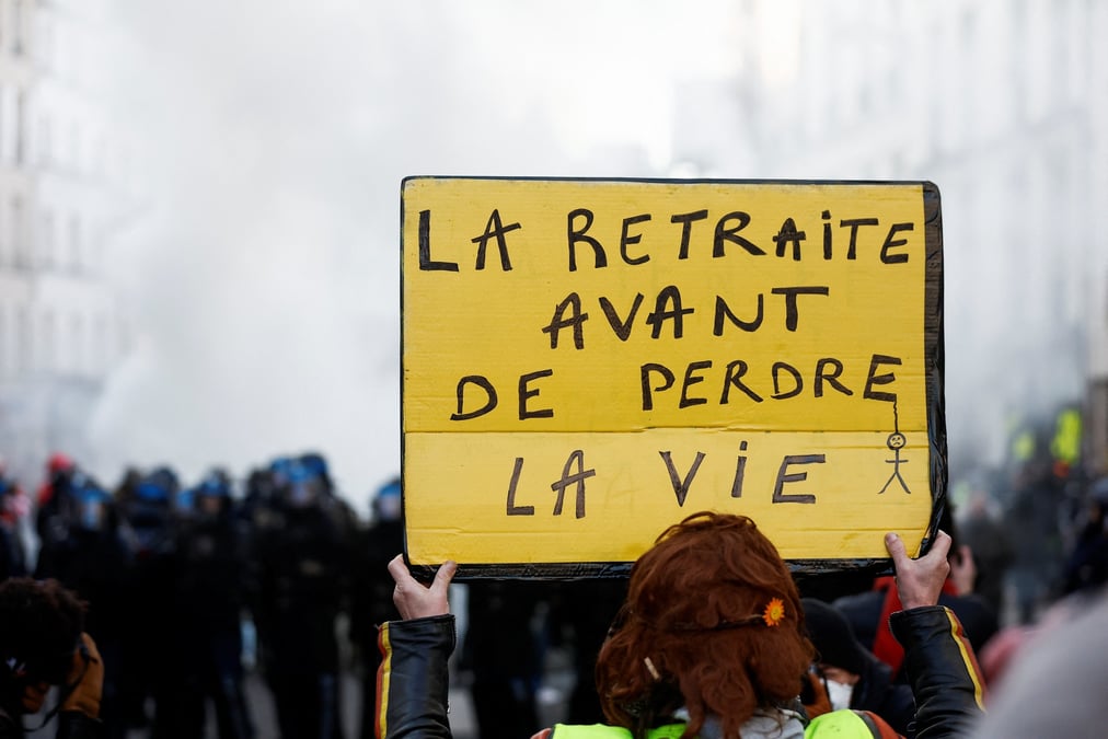 La gauche francaise manifeste contre la reforme des retraites a paris