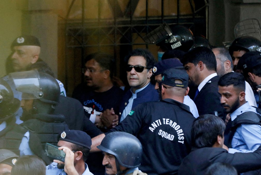Des agents de securite escortent l'ancien premier ministre pakistanais imran khan lors de sa comparution devant la haute cour d'islamabad