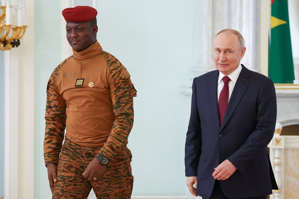 Le president russe vladimir poutine et le president par interim du burkina faso ibrahim traore