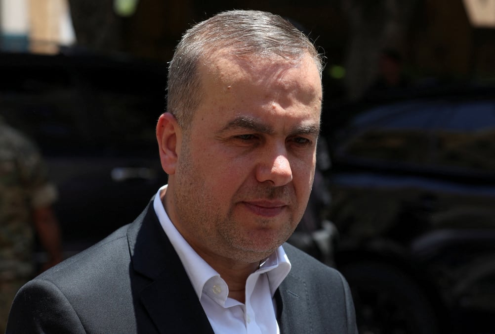 Hassan fadlallah, depute du hezbollah, quittant le parlement libanais