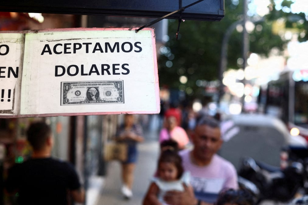 Photo d'archives: un panneau a l'exterieur d'un magasin indique en espagnol "nous acceptons les dollars" a buenos aires