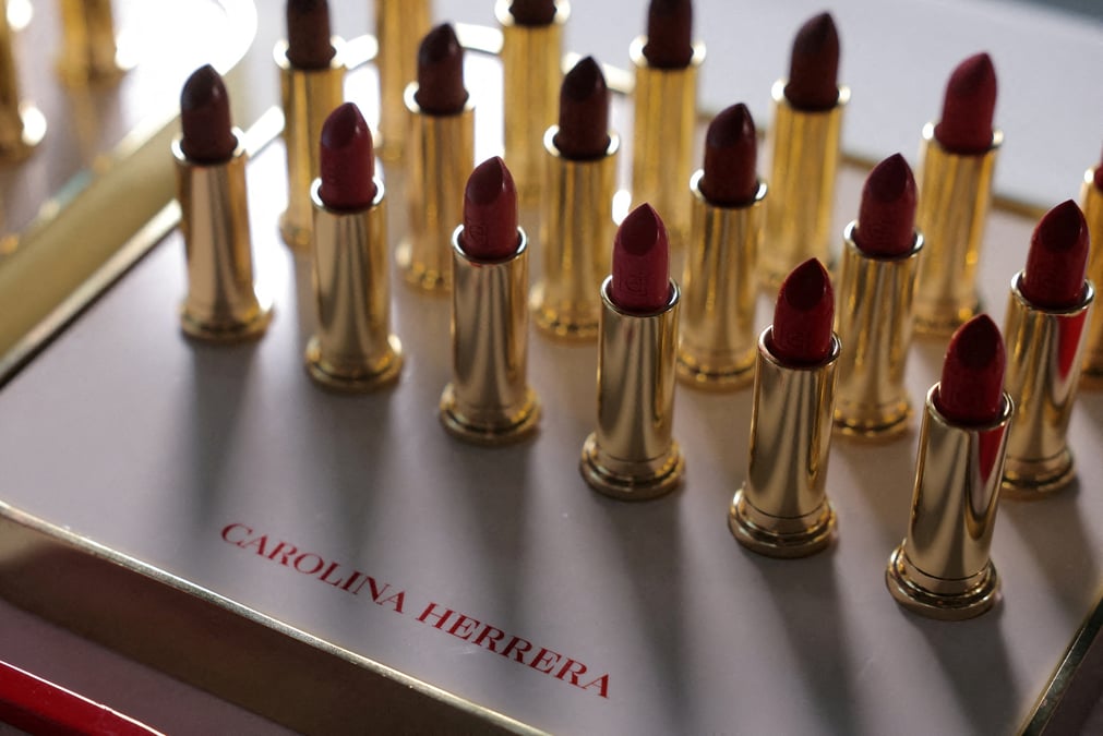 Photo d'archives: des rouges a levres dans les coulisses du defile de la collection carolina herrera automne/hiver 2024 lors de la semaine de la mode de new york