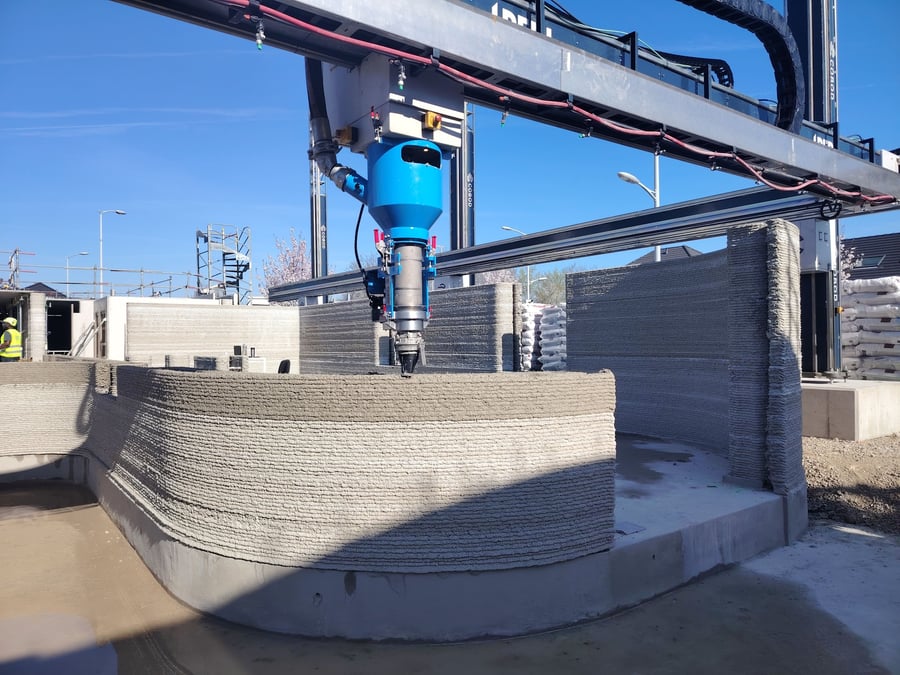 À chaque passage, la tête d'impression qui contient dépose le béton verse 2,5 centimètres. En moyenne, 80 centimètres sont coulés ainsi chaque jour.