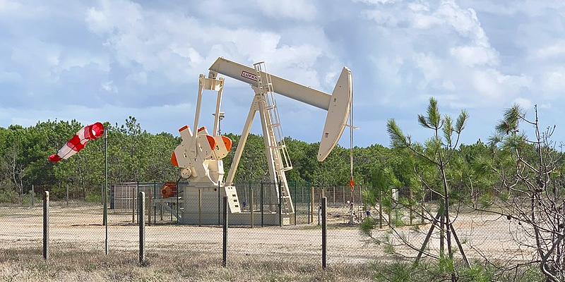 Un puits de pétrole sur le Bassin d'Arcachon, où une trentaine de forages sont toujours exploités.