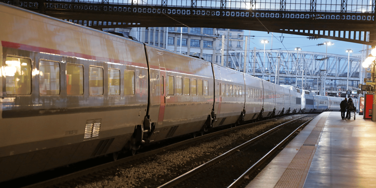 La sncf presse les usagers de ne pas voyager mardi