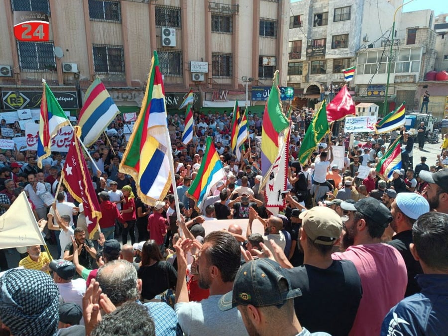 Des personnes participent a une manifestation a sweida, en syrie