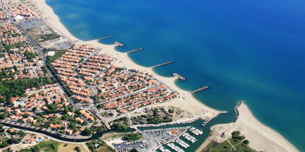 Historiquement défendue par des digues et des brise lames, la vieille plage de Sainte-Marie-la-Mer (Pyrénées-Orientales) fait l'objet, chaque année, d'opérations de ré-ensablement, entre 13.000 et 20.000 m3 de sable.