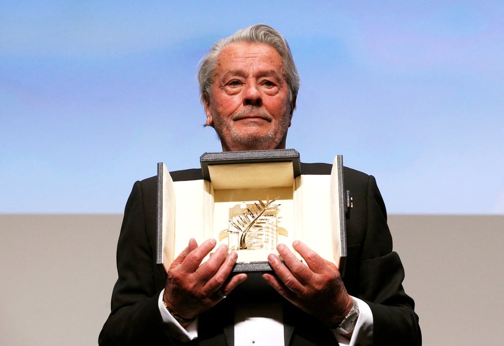 L'acteur alain delon recoit sa palme d'or honorifique lors du festival de cannes
