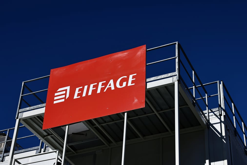 Le logo du groupe de construction francais eiffage est visible sur un chantier a paris