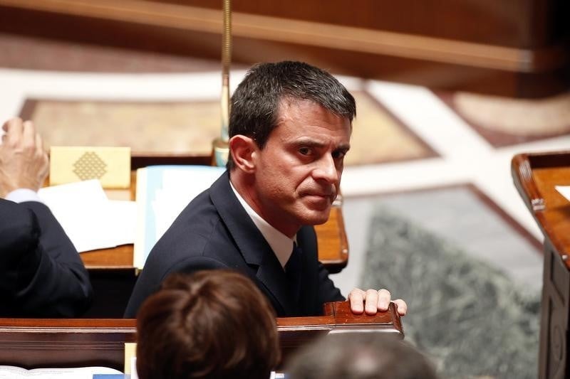 Manuel valls fustige les pays qui ne jouent pas le jeu sur les refugies