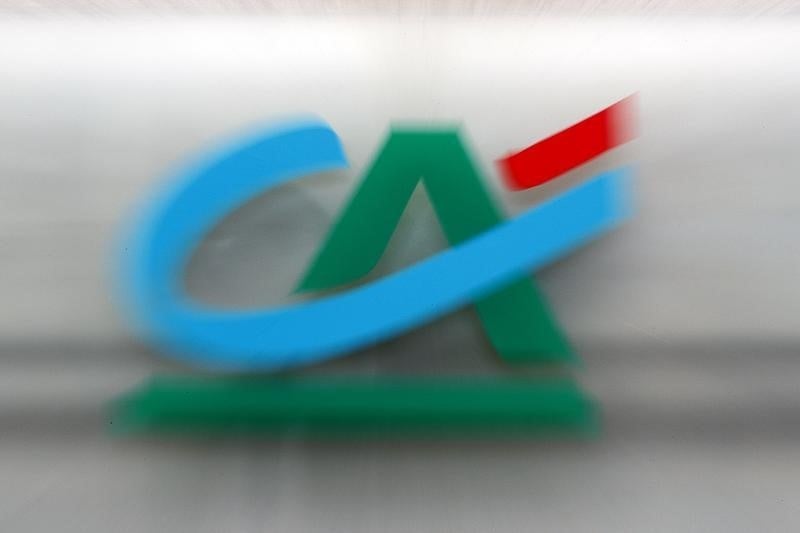 Credit agricole et les banques en repli a paris a mi-seance