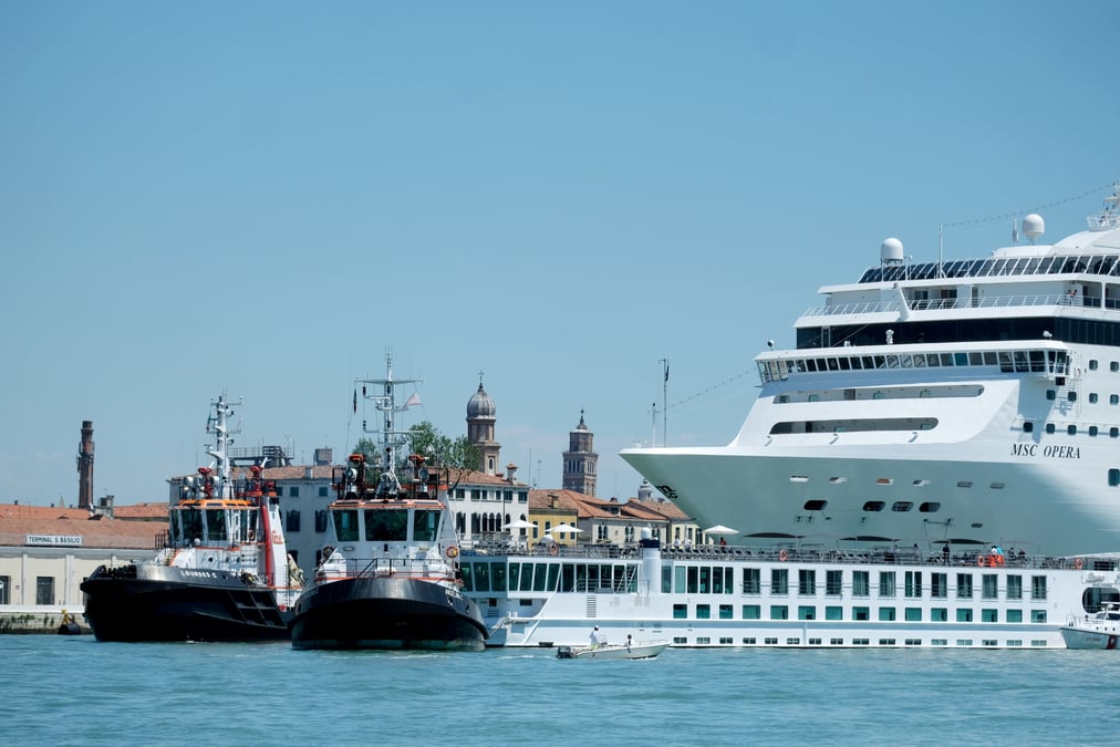 Un paquebot percute un quai a venise
