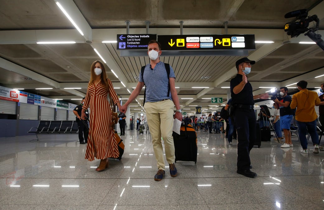 Coronavirus: des touristes allemands debarquent a majorque pour un projet pilote