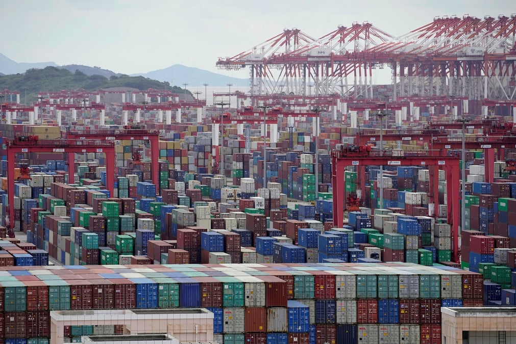 Chine: les exportations depassent les attentes en mai apres l'assouplissement des restrictions