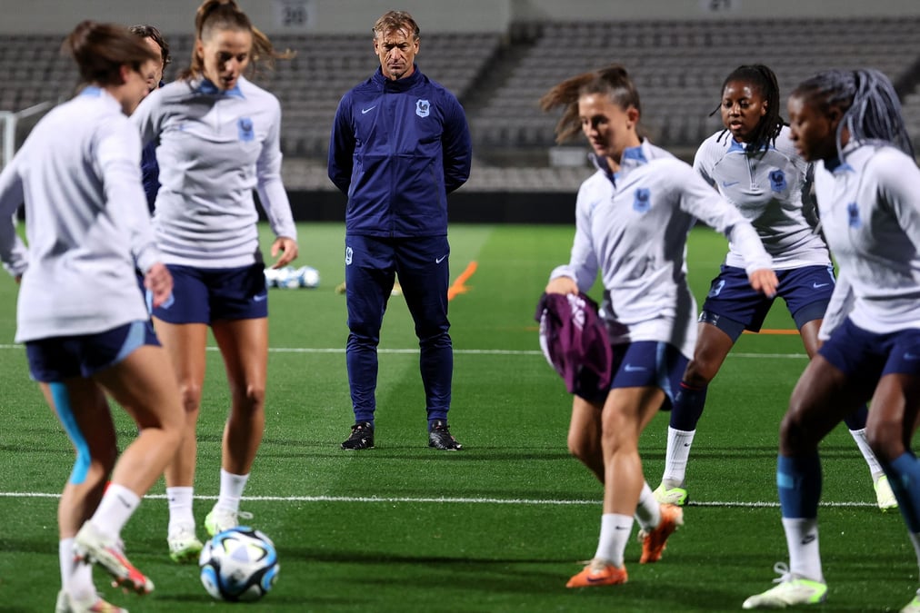 Hervé Renard avec l’équipe de France, le 22 juillet à Sydney (Australie) pendant le Mondial.