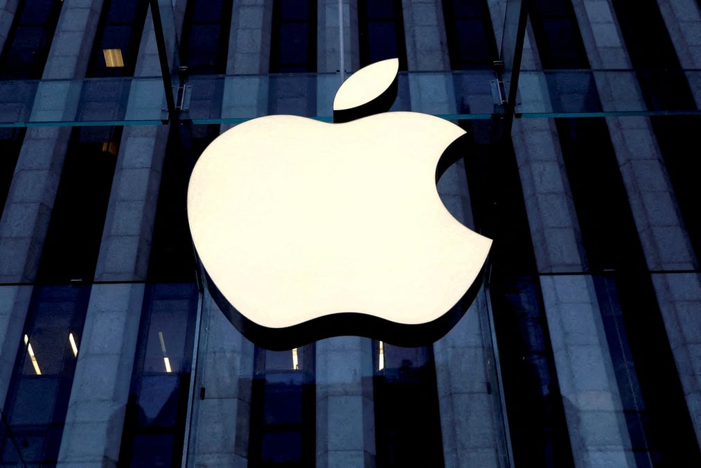 Le logo apple accroche a l'entree de l'apple store sur la 5e avenue a manhattan