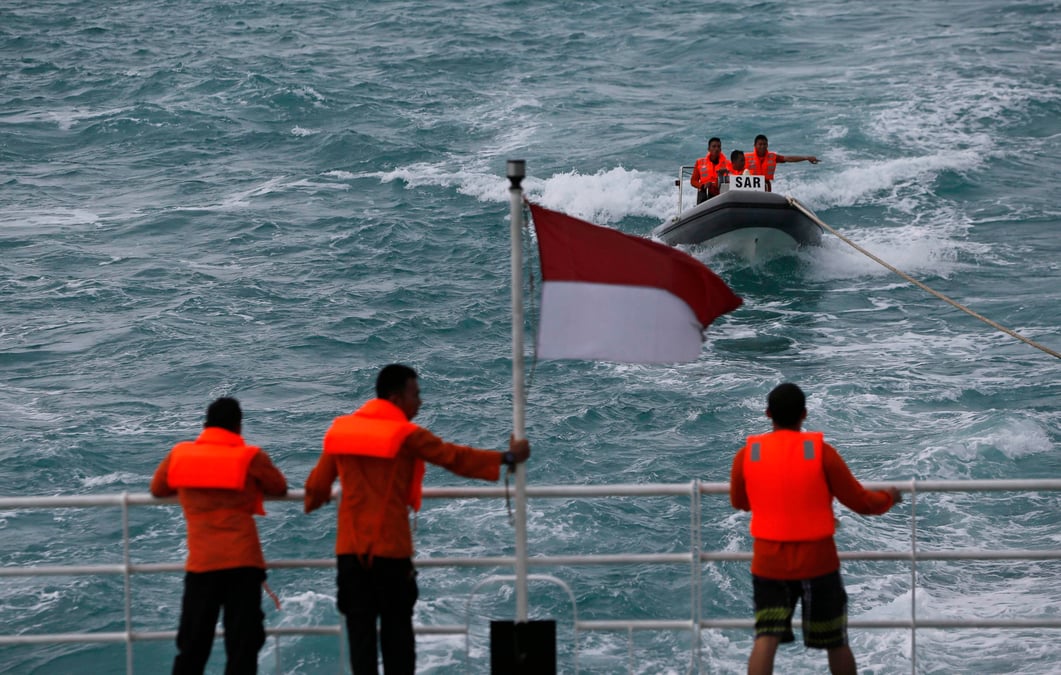 Les plongeurs reprennent la recherche de l'epave d'airasia