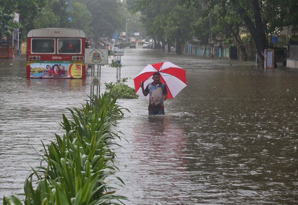 Inde: bombay paralysee par les inondations dues a la mousson