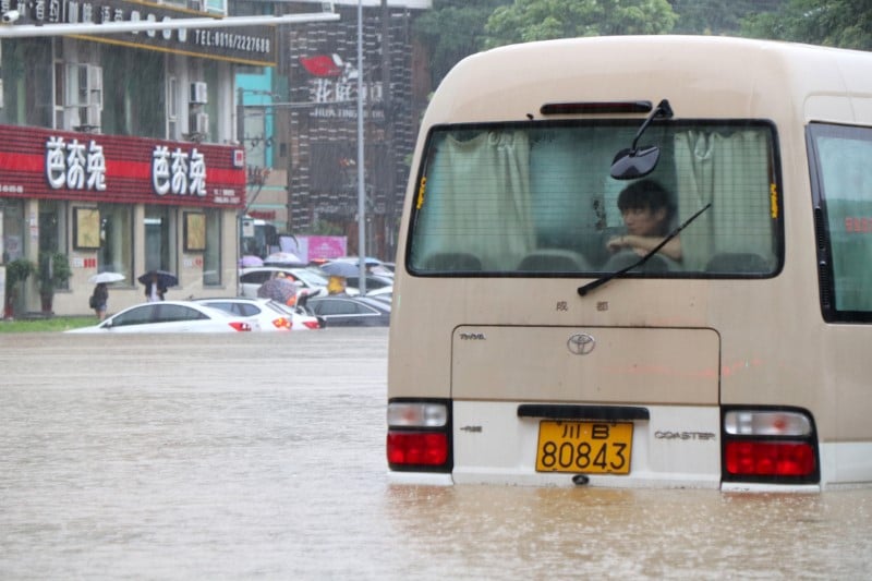 Des inondations sement le chaos a travers la chine