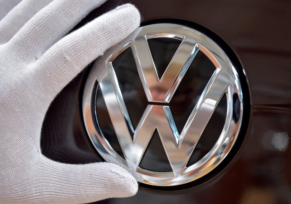 Volkswagen moins confiant sur ses objectifs, le titre chute