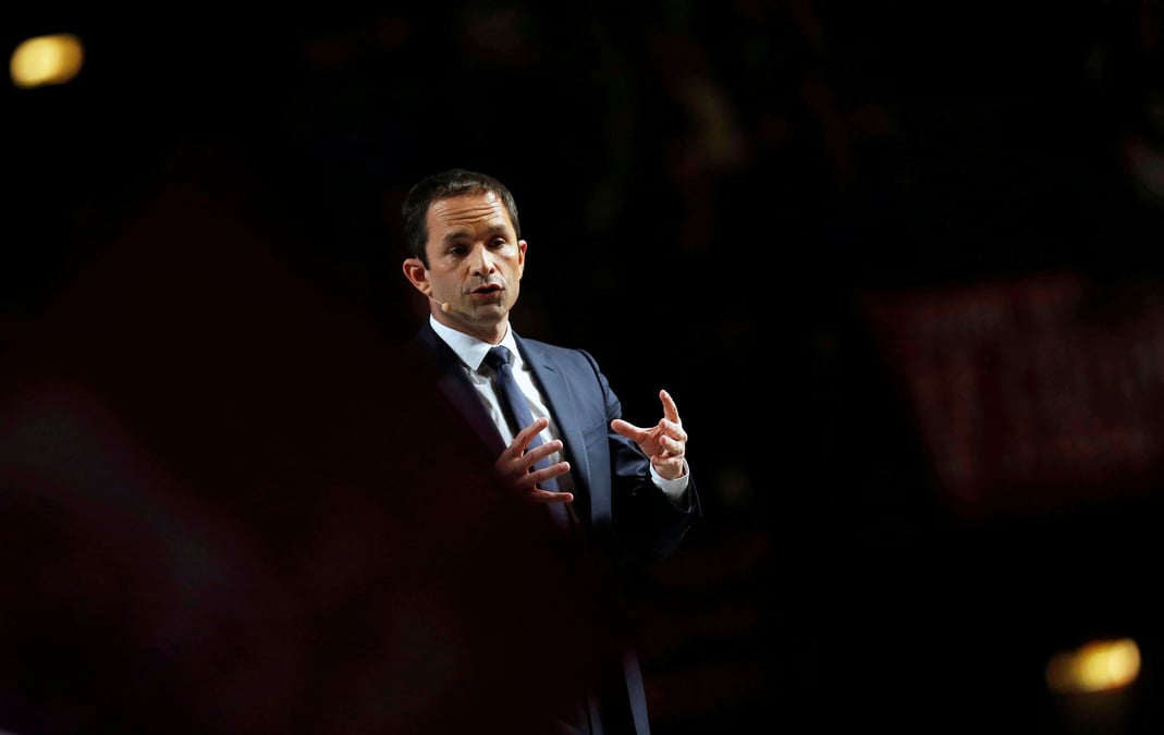 Benoit hamon accuse macron de "racisme social"