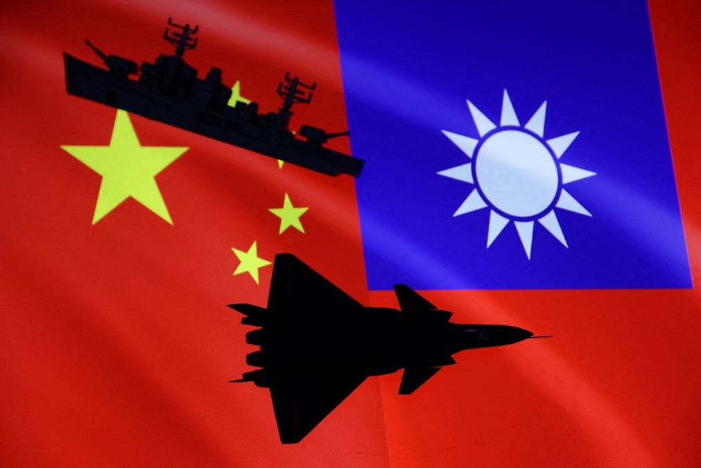 Un navire de guerre et un avion de chasse devant les drapeaux chinois et taiwanais